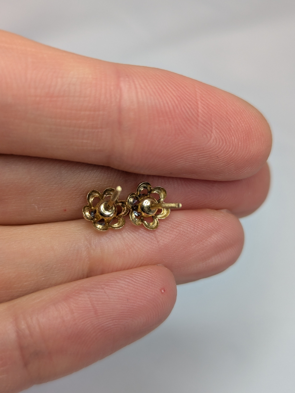 Solid 10 K Gold Flower Stud Earrings - Picture 9 of 10